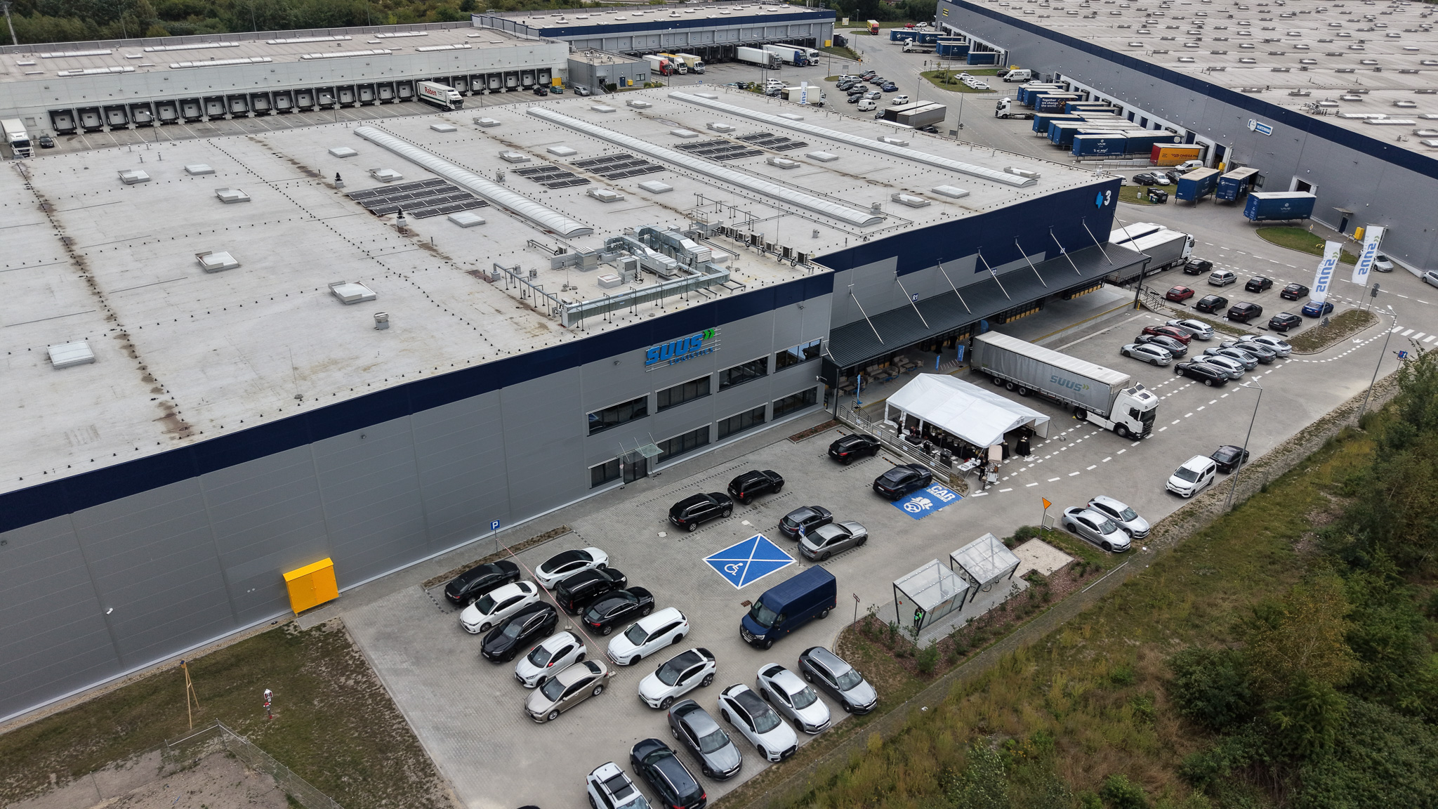 Widok na magazyn firmy logistycznej z drona