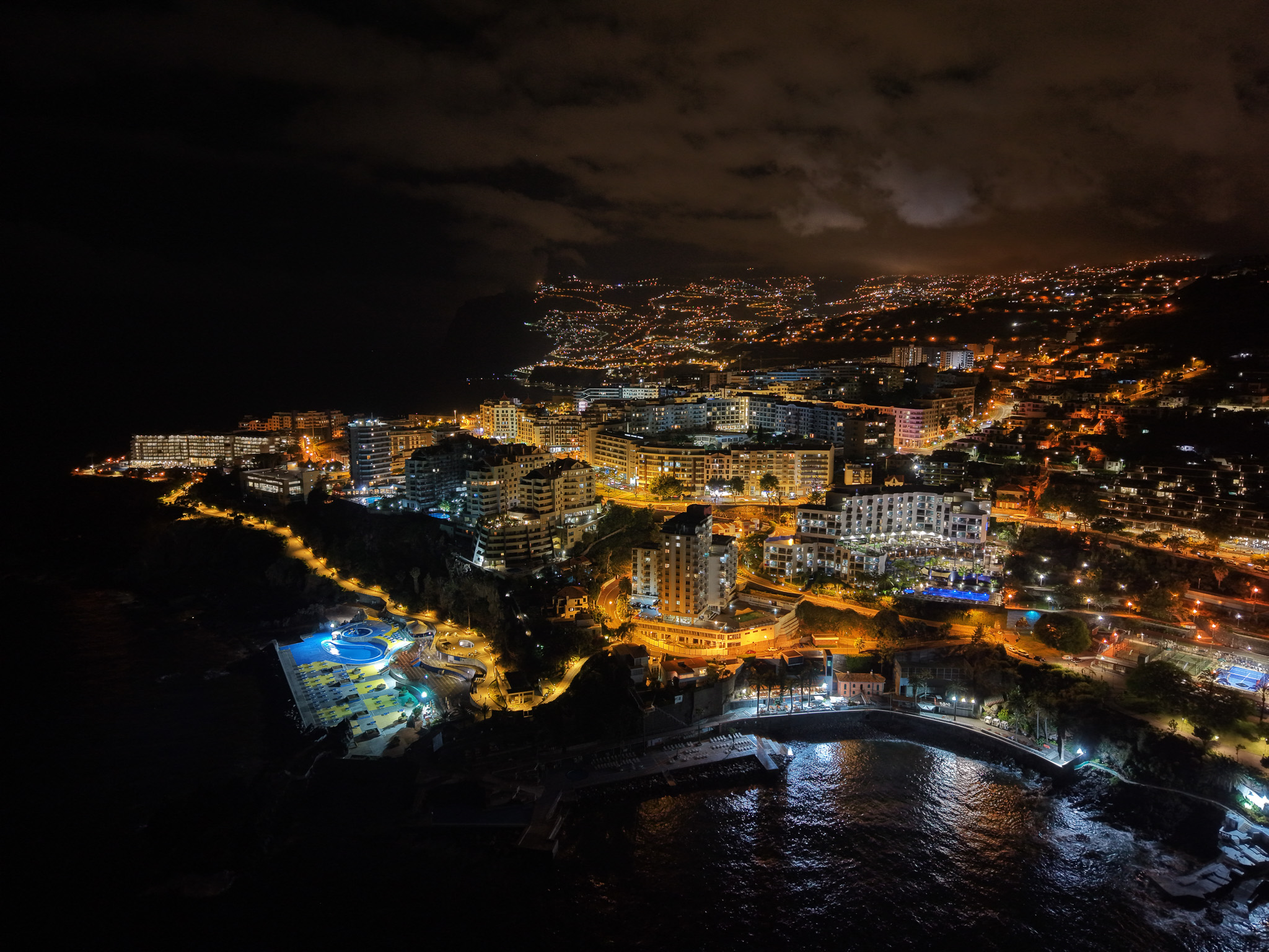 Nocna panorama od strony oceanu na Funchal, Madera