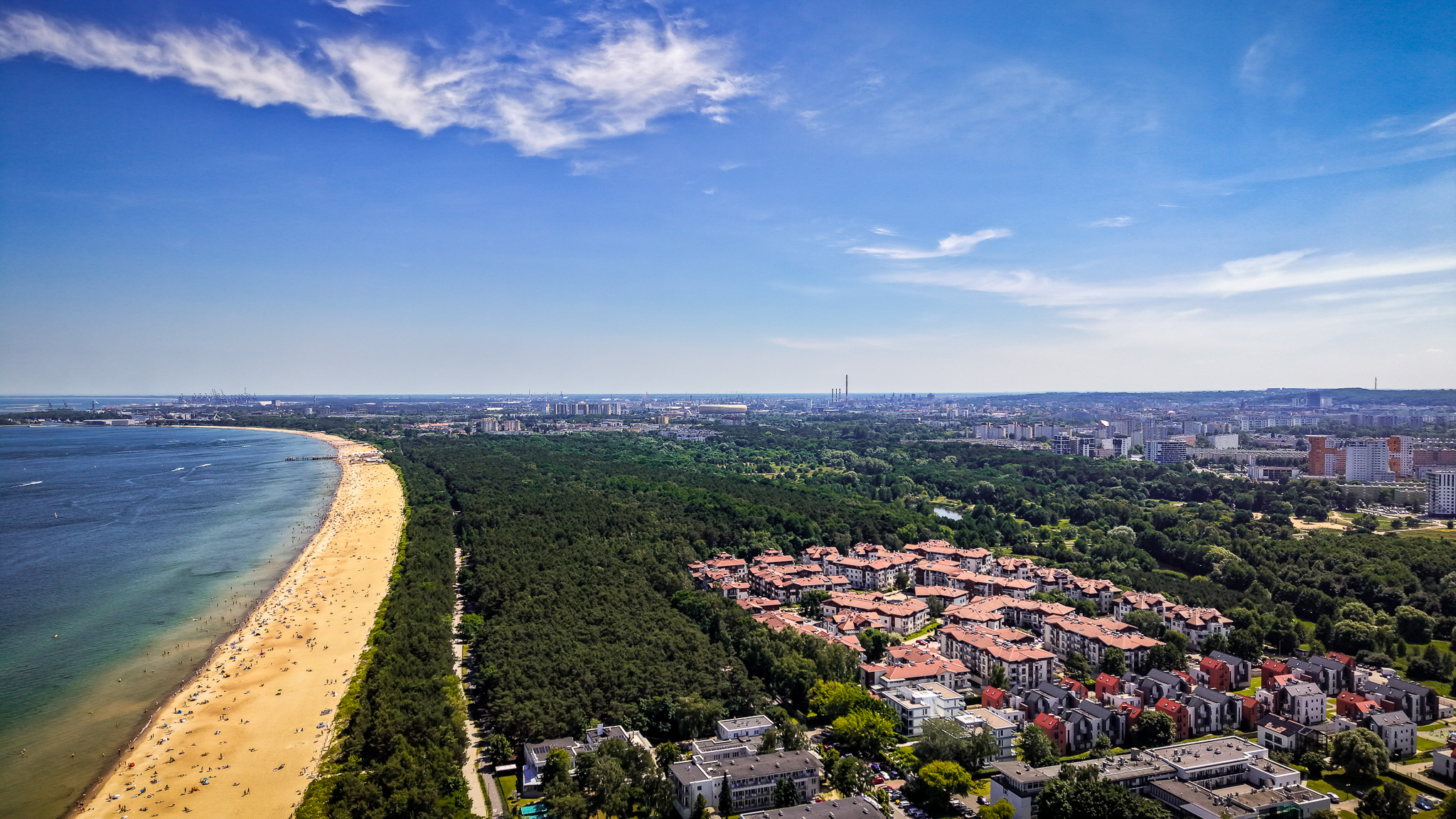 Panorama na Zatokę Gdańską i Gdańsk znad plaży w Brzeźnie