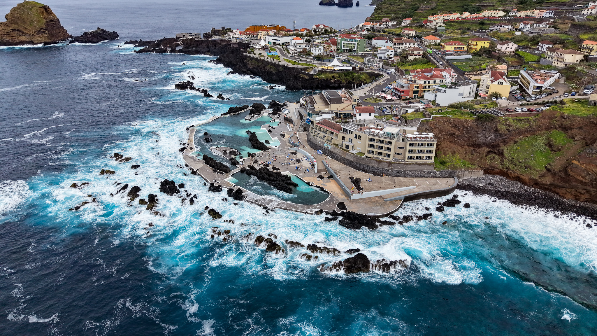 Panorama na naturalne baseny skalne w Porto Moniz, Madera